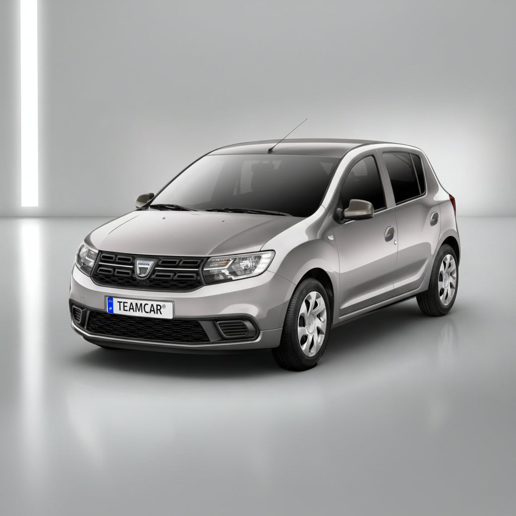 dacia-sandero-gri pe fundal gri.
