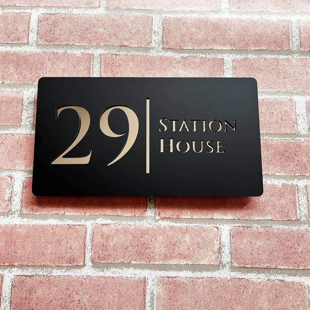 numar casa exterior vazut de aproape pe un perete de caramida