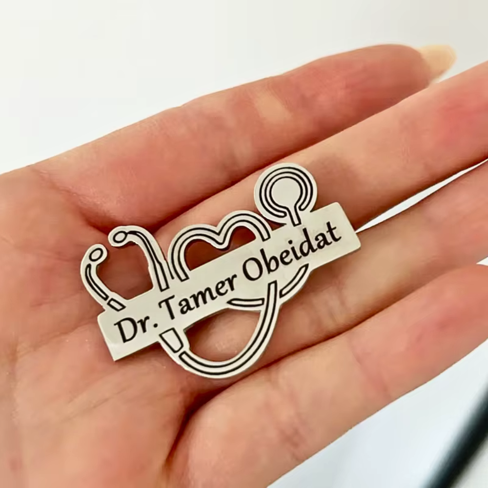 Broșă Personalizată cu Nume, Placată cu Aur 18K - Pin Profesional pentru Medici