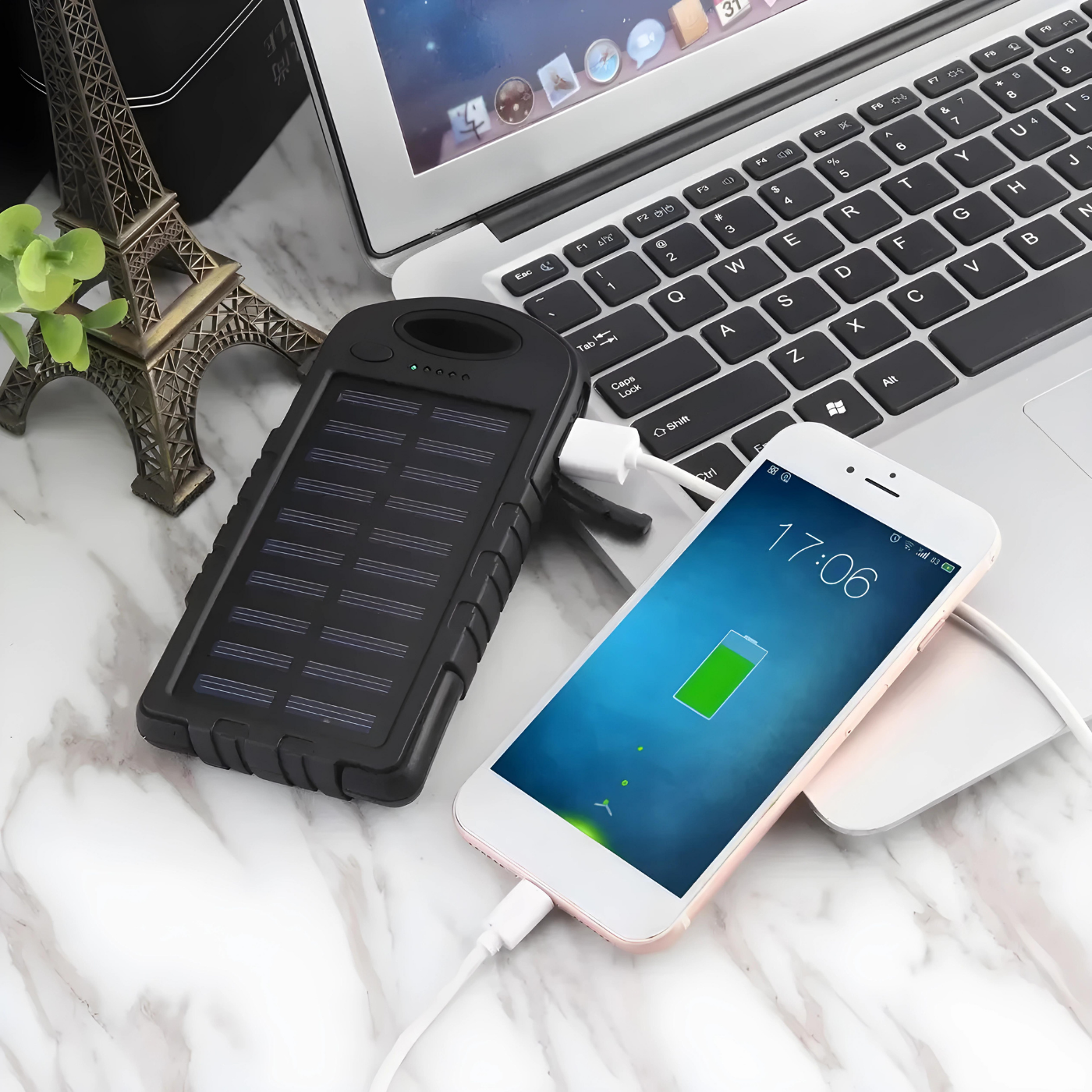 Power Bank Solar incarcă un telefon smart