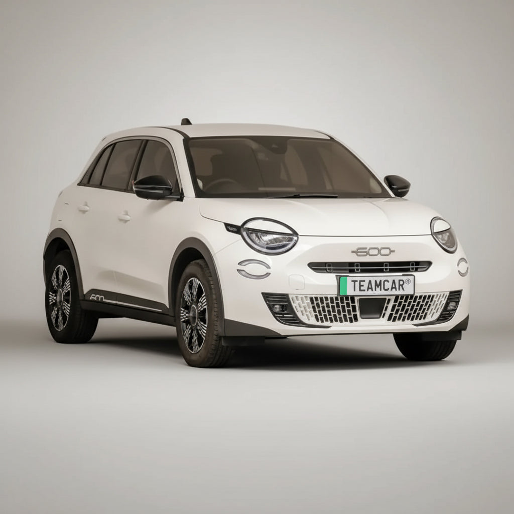 SUV alb Fiat 600e cu plăcuță de înmatriculare „Teamcar” pe fundal gri