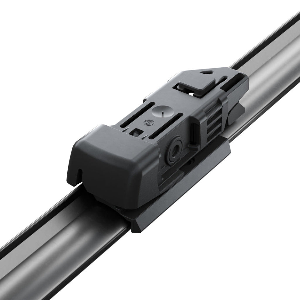 Detaliu adaptor preasamblat pe lama ștergătorului Bosch Aerotwin A137S