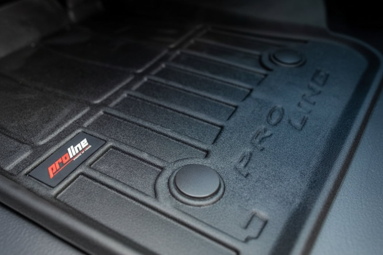 Detaliu logo ProLine si eticheta frogum pe covorasul tavita 3D - material TPE satinat
