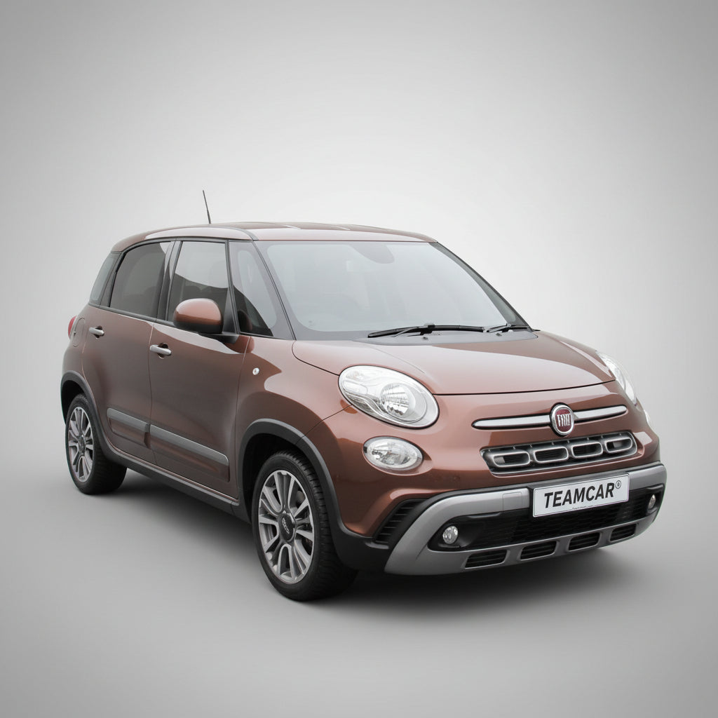 Fiat 500L Cross Facelift maro pe fundal gri.