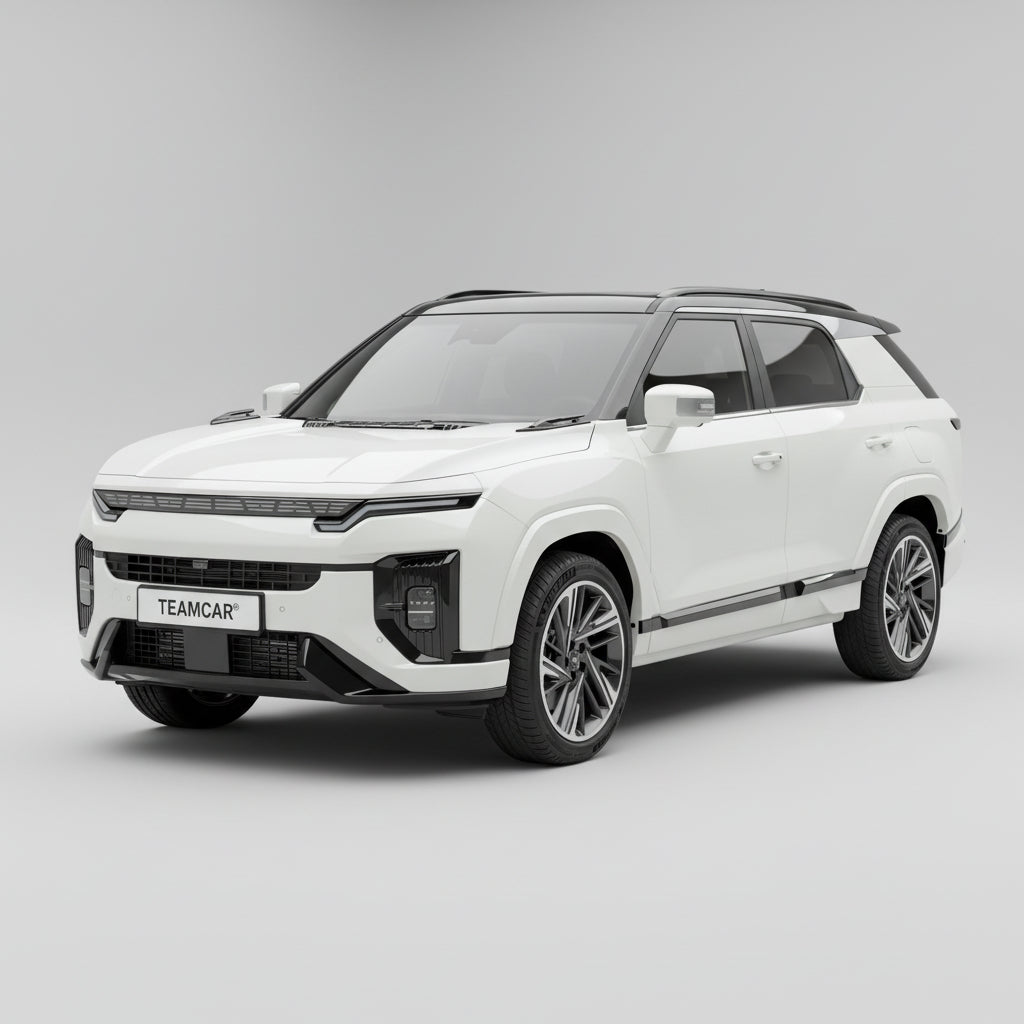 SUV alb KGM-Actyon cu inscripția „TEAMCAR” pe fundal gri