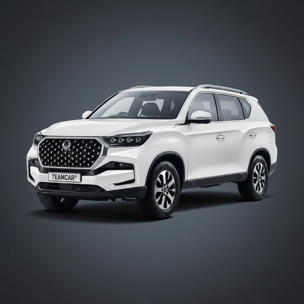 SUV kgm rexton alb cu fundal negru.