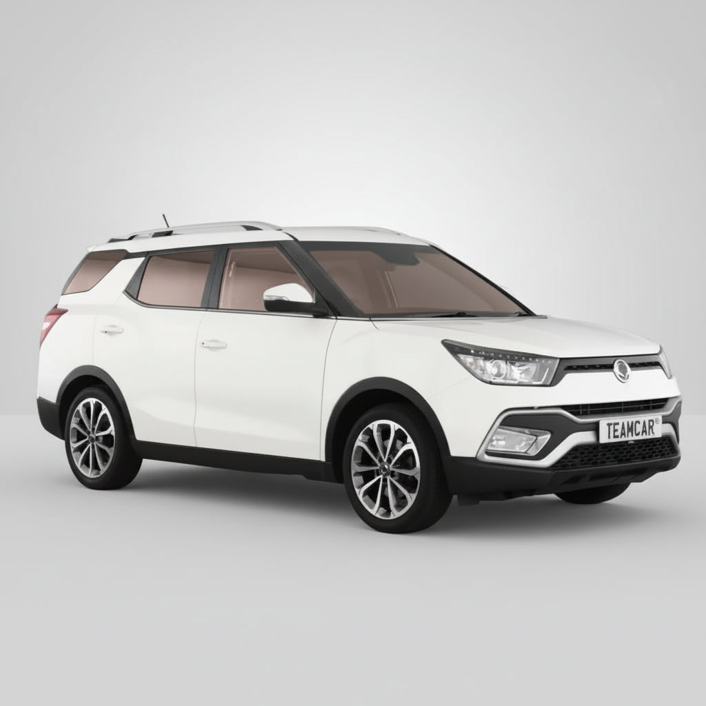 SUV alb ssangyong tivoli xlv cu inscripția „TEAMCAR” pe fundal alb
