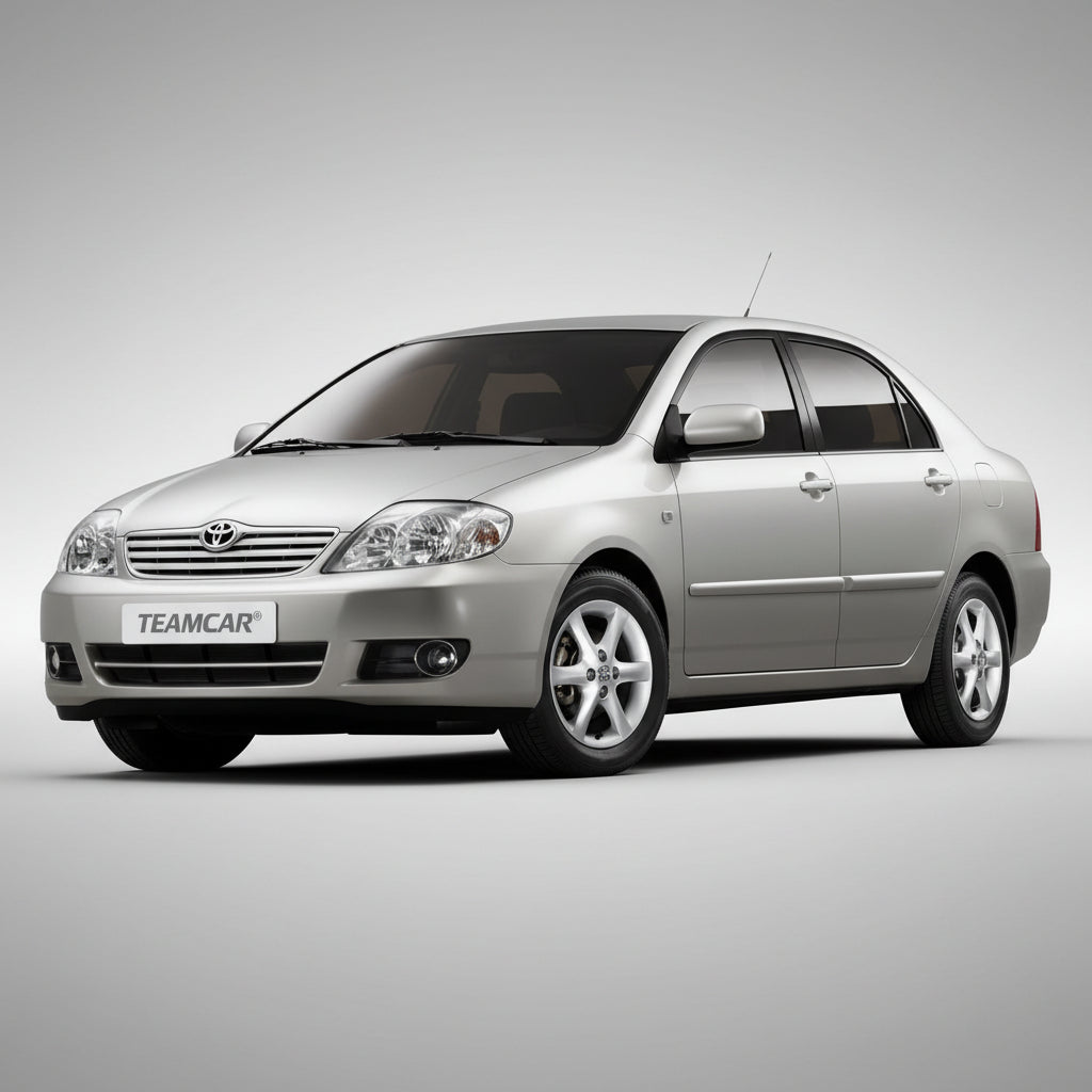 Toyota Corolla E120 Sedan argintie pe fundal gri.