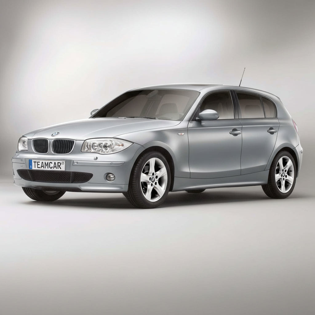 BMW Seria 1 E87 gri pe fundal argintiu