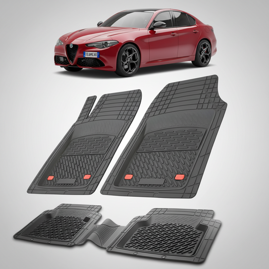 set de covorase din cauciuc negre cu o alfa romeo giulia sedan rosie in fundal