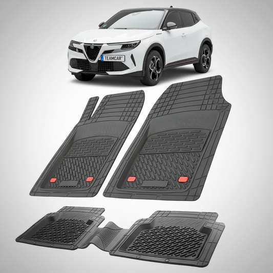 set de covorase din cauciuc negre cu o alfa romeo junior suv alb in fundal