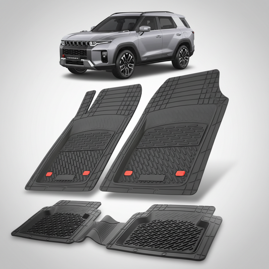 Set de covorașe auto negre cu un KGM Torres SUV argintiu în fundal