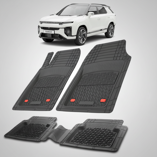 Set de covorașe auto negre cu o mașină albă în fundal