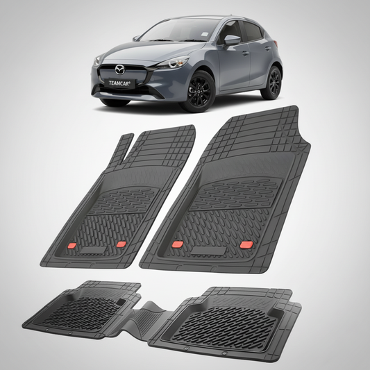 set de covorase din cauciuc negre cu o mazda 2 dj facelift 2 hatchback 5 usi gri inchis  in fundal