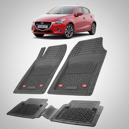 set de covorase din cauciuc negre cu o mazda 2 generatia iii rosie in fundal