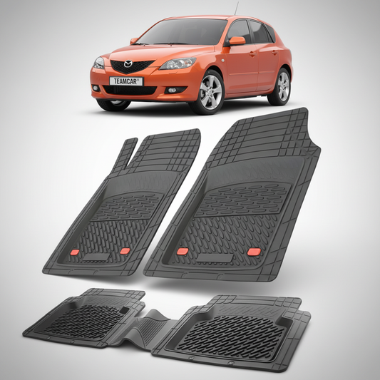 set de covorase din cauciuc negre cu o mazda 3 bk hatchback portocaliu metalizat in fundal