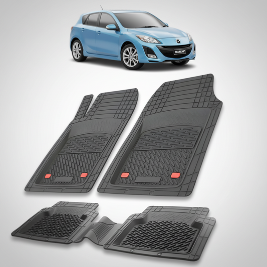 set de covorase din cauciuc negre cu o mazda 3 generatia II albastra in fundal