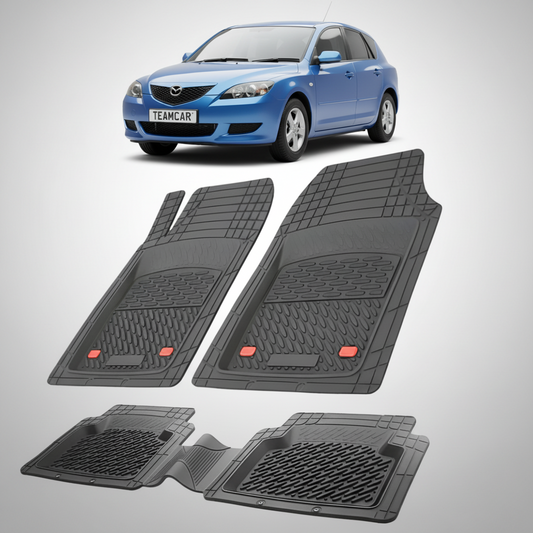 set de covorase din cauciuc negre cu o mazda 3 generatia I albastra in fundal