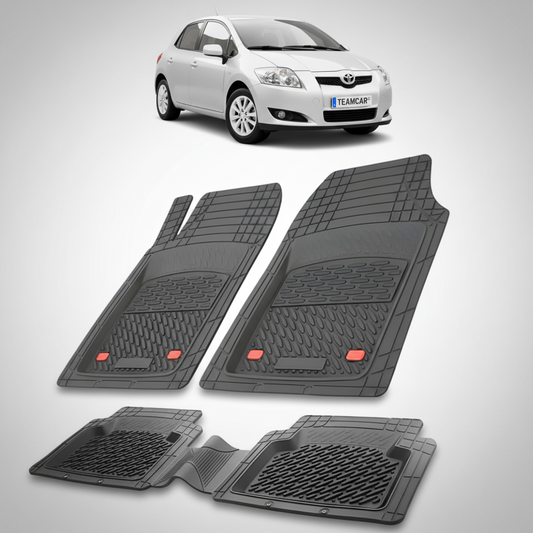 set de covorase din cauciuc negre cu o toyota auris e150 hatchback argintie in fundal