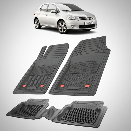 set de covorase din cauciuc negre cu o toyota auris e150 hatchback argintie in fundal