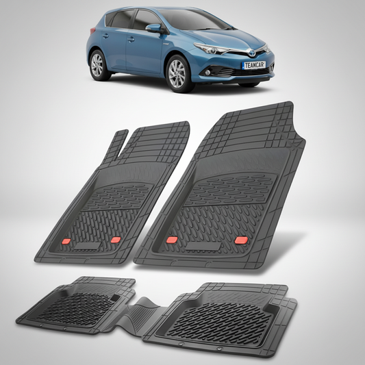 set de covorase din cauciuc negre cu o toyota auris e180 hatchback albastra in fundal
