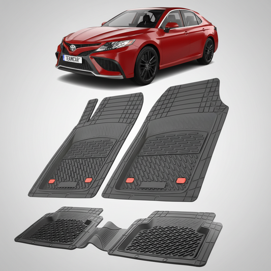 set de covorase din cauciuc negre cu o toyota camry XV70 sedan rosie in fundal