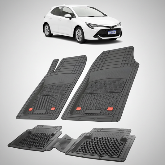 set de covorase din cauciuc negre cu o toyota corolla e210 hatchback alba in fundal