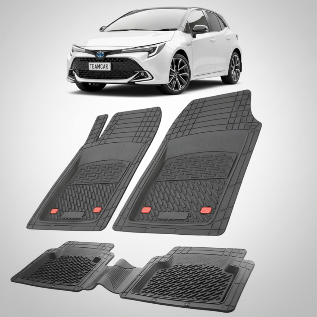 set de covorase din cauciuc negre cu o toyota corolla e210 hatchback argintie in fundal