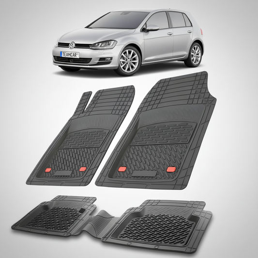 set de covorase din cauciuc negre cu un volkswagen golf 7 hatchback gri deschis in fundal