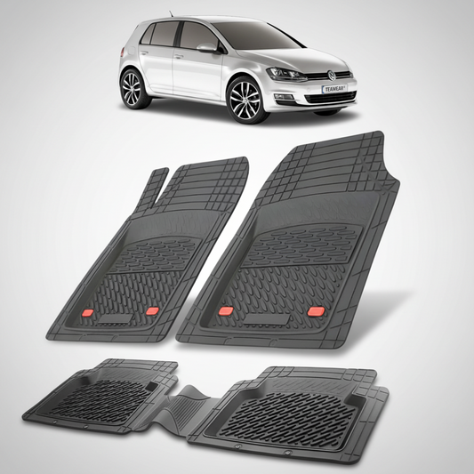 set de covorase din cauciuc negre cu un volkswagen golf mk7 argintiu in fundal