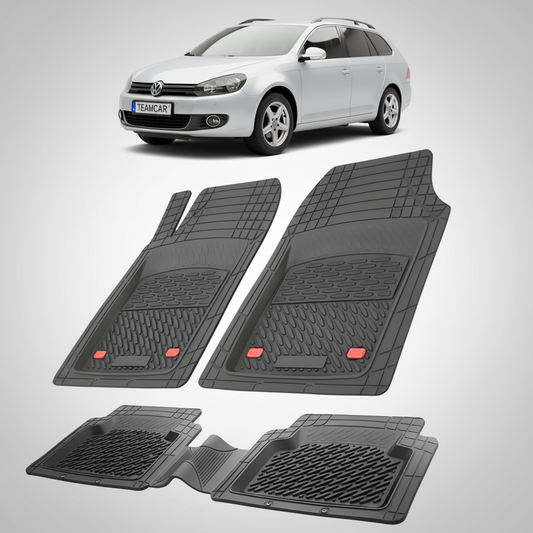 set de covorase din cauciuc negre cu un volkswagen golf mk6 variant break argintiu in fundal