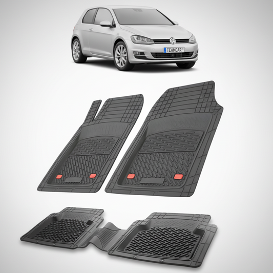 set de covorase din cauciuc negre cu un volkswagen golf mk7 hatchback 3 usi gri in fundal