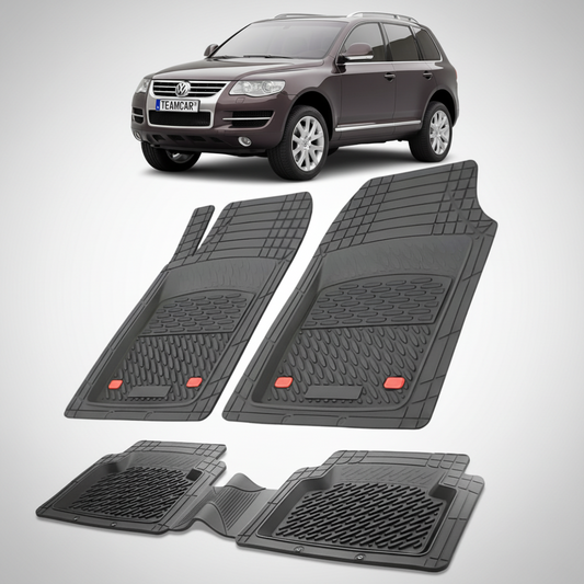 set de covorase din cauciuc negre cu un Volkswagen Touareg I maro inchis in fundal