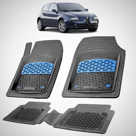 set de covorase din cauciuc negre cu accente albastre cu o alfa romeo 147 albastra in fundal