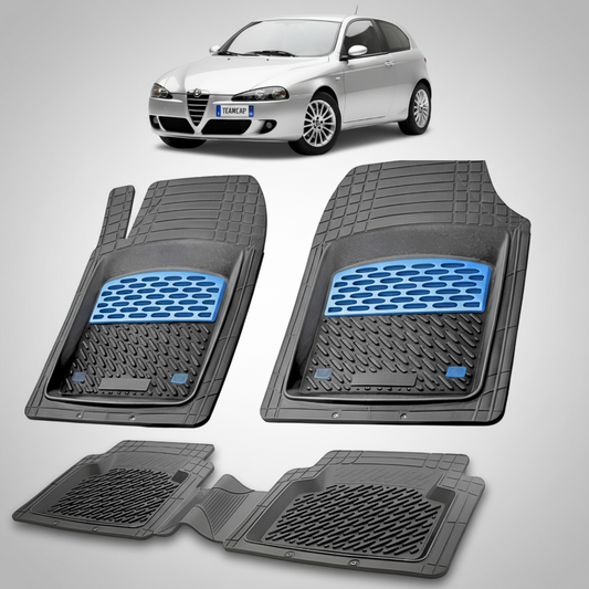 set de covorase din cauciuc negre cu accente albastre cu o alfa romeo 147 hatchback argintiu in fundal