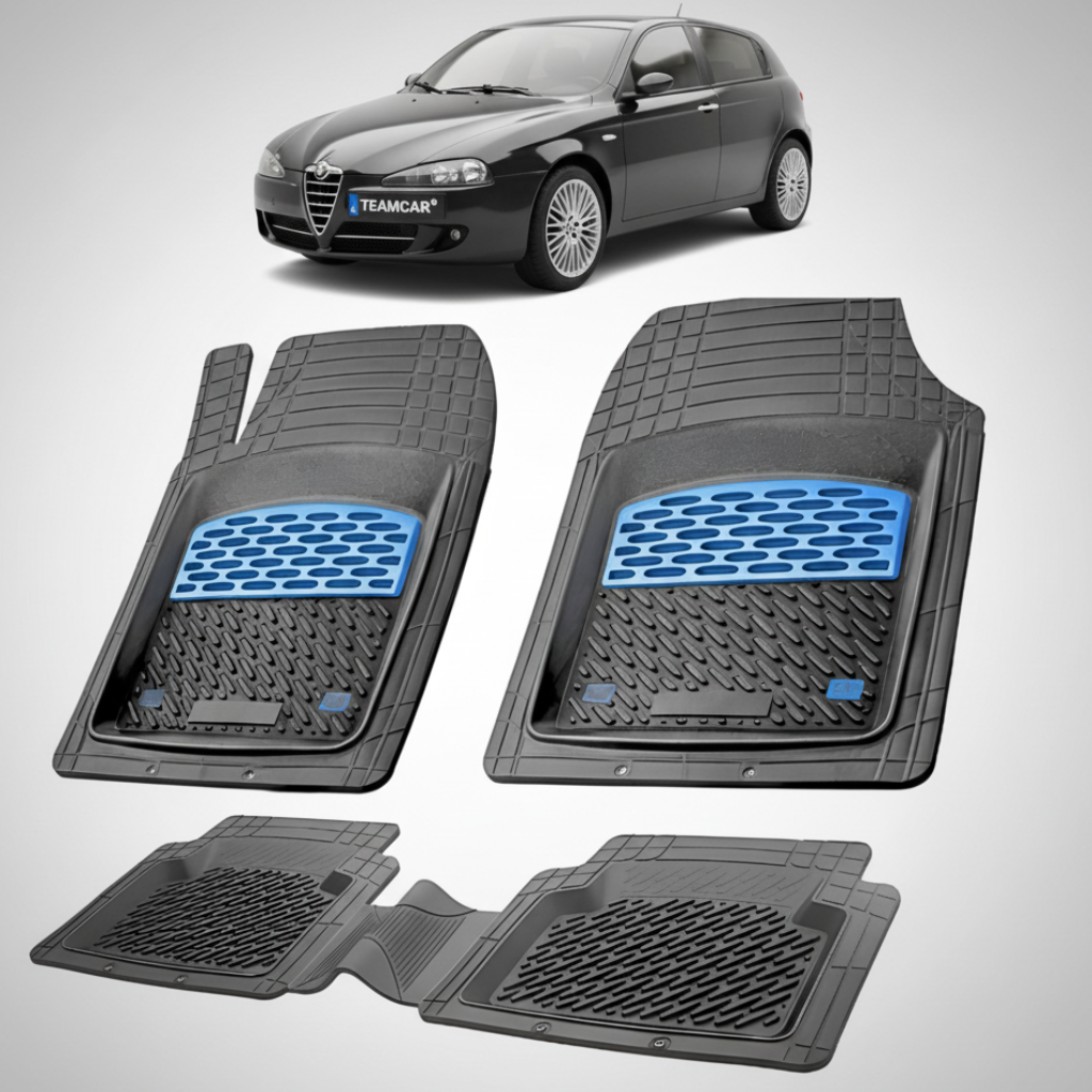 set de covorase din cauciuc negre cu accente albastre cu o alfa romeo 147 hatchback negru in fundal