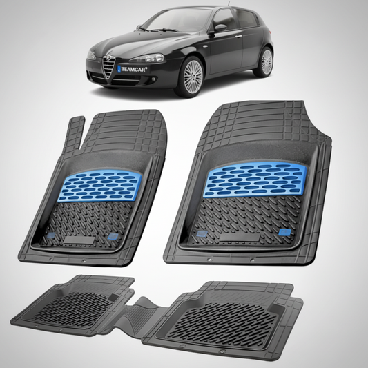 set de covorase din cauciuc negre cu accente albastre cu o alfa romeo 147 hatchback negru in fundal