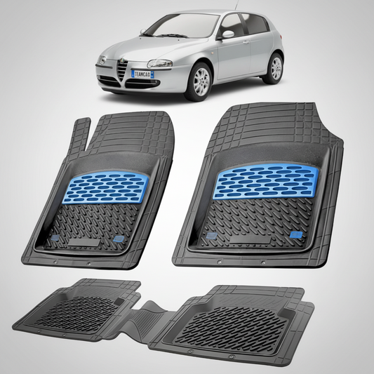 set de covorase din cauciuc negre cu accente albastre cu o alfa romeo 147 hatchback argintiu in fundal