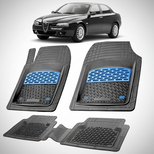 set de covorase din cauciuc negre cu accente albastre cu o alfa romeo 156 neagra in fundal