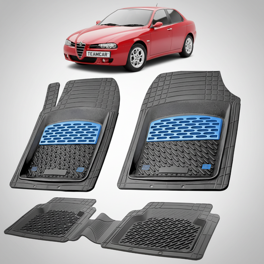 set de covorase din cauciuc negre cu accente albastre cu o alfa romeo 156 rosie in fundal