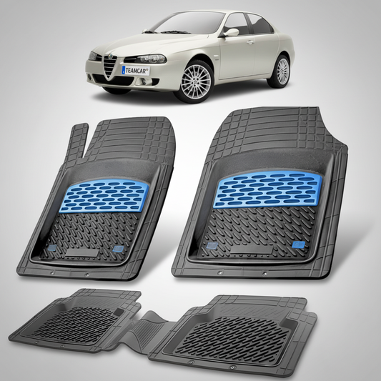 set de covorase din cauciuc negre cu accente albastre cu o alfa romeo 156 sedan bej in fundal