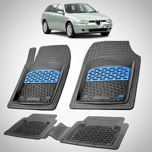 set de covorase din cauciuc negre cu accente albastre cu o alfa romeo 156 sportwagon gri in fundal
