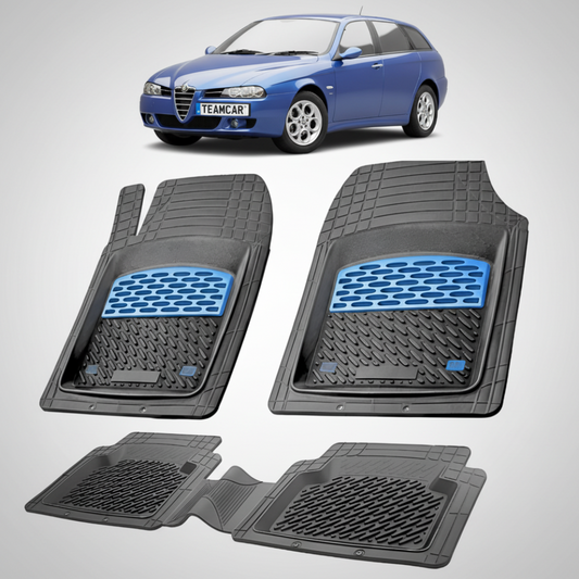 set de covorase din cauciuc negre cu accente albastre cu o alfa romeo 156 sportwagon albastra in fundal