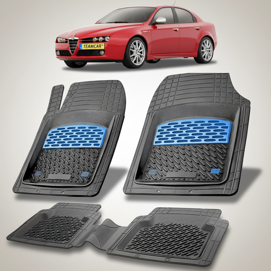 set de covorase din cauciuc negre cu accente albastre cu o alfa romeo 159 rosie in fundal