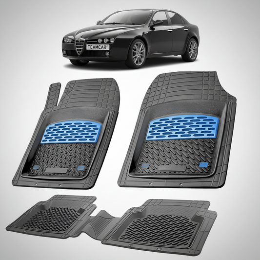 set de covorase din cauciuc negre cu accente albastre cu o alfa romeo 159 sedan neagra in fundal