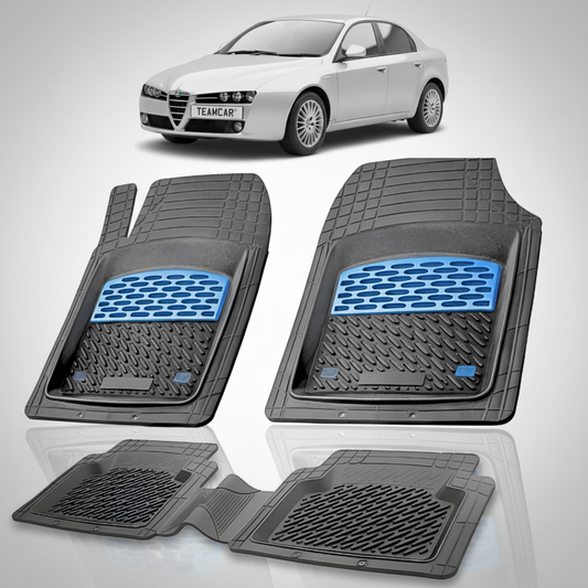 set de covorase din cauciuc negre cu accente albastre cu o alfa romeo 159 sedan argintie in fundal
