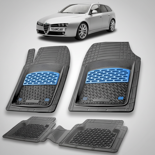 set de covorase din cauciuc negre cu accente albastre cu o alfa romeo 159 sportwagon argintie in fundal