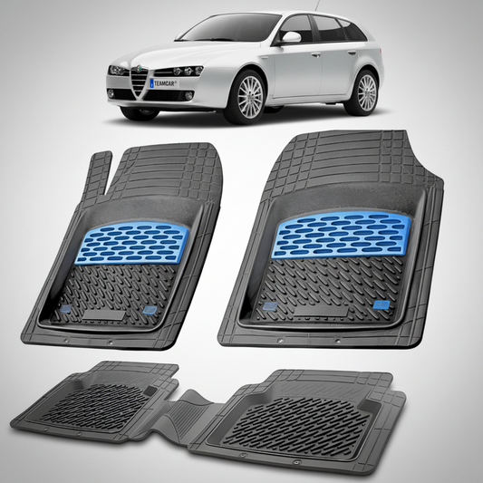 set de covorase din cauciuc negre cu accente albastre cu o alfa romeo 159 sportwagon argintie in fundal
