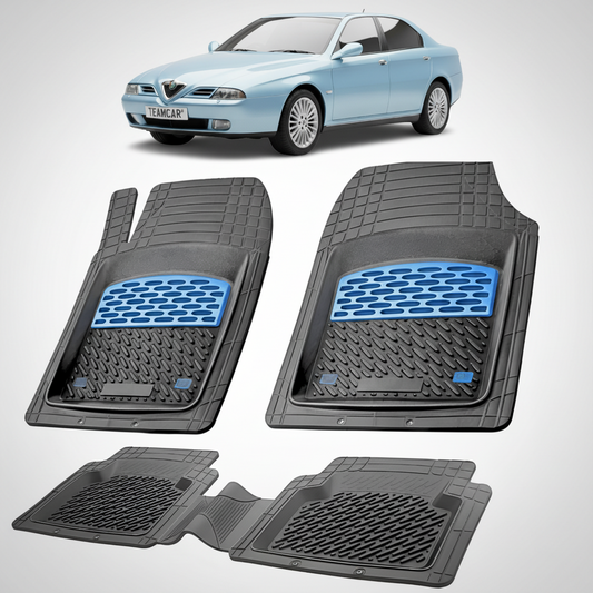 set de covorase din cauciuc negre cu accente albastre cu o alfa romeo 166 sedan albastru deschis in fundal