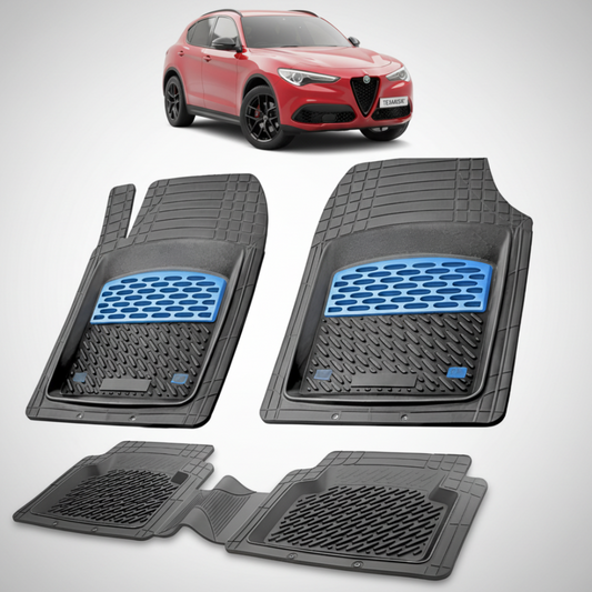 set de covorase din cauciuc negre cu accente albastre cu o alfa romeo stelvio suv rosie in fundal
